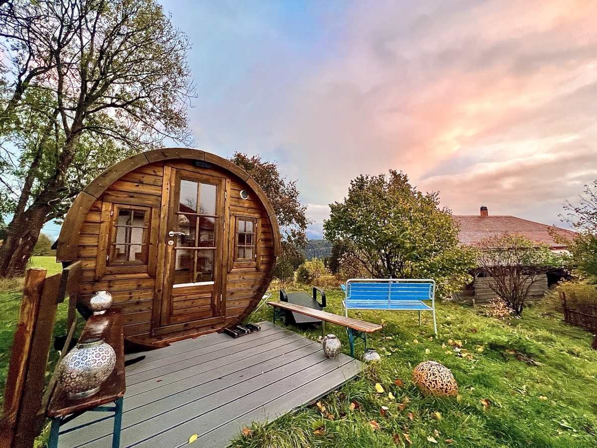 Hébergement insolite en Tiny House au Val de Travers Hôtel Les Cernets Jura suisse