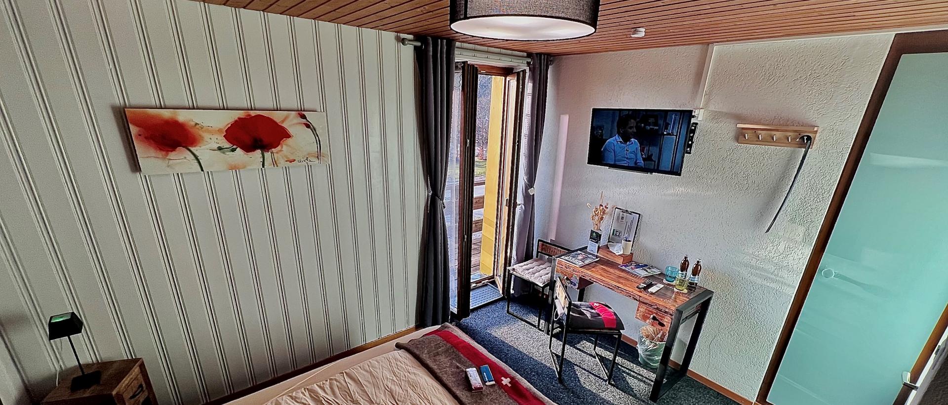 Chambre Supérieure avec TV, douche, wc, Balcon