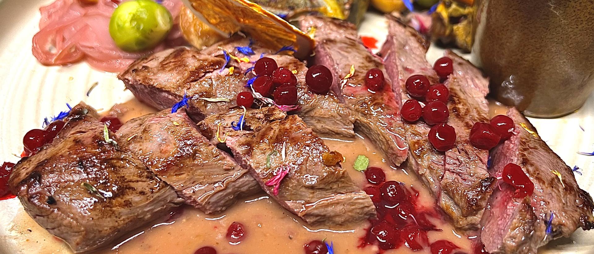 Filet de Sanglier poêlé, sauce Marrons, vin rouge, vinaigre de framboises