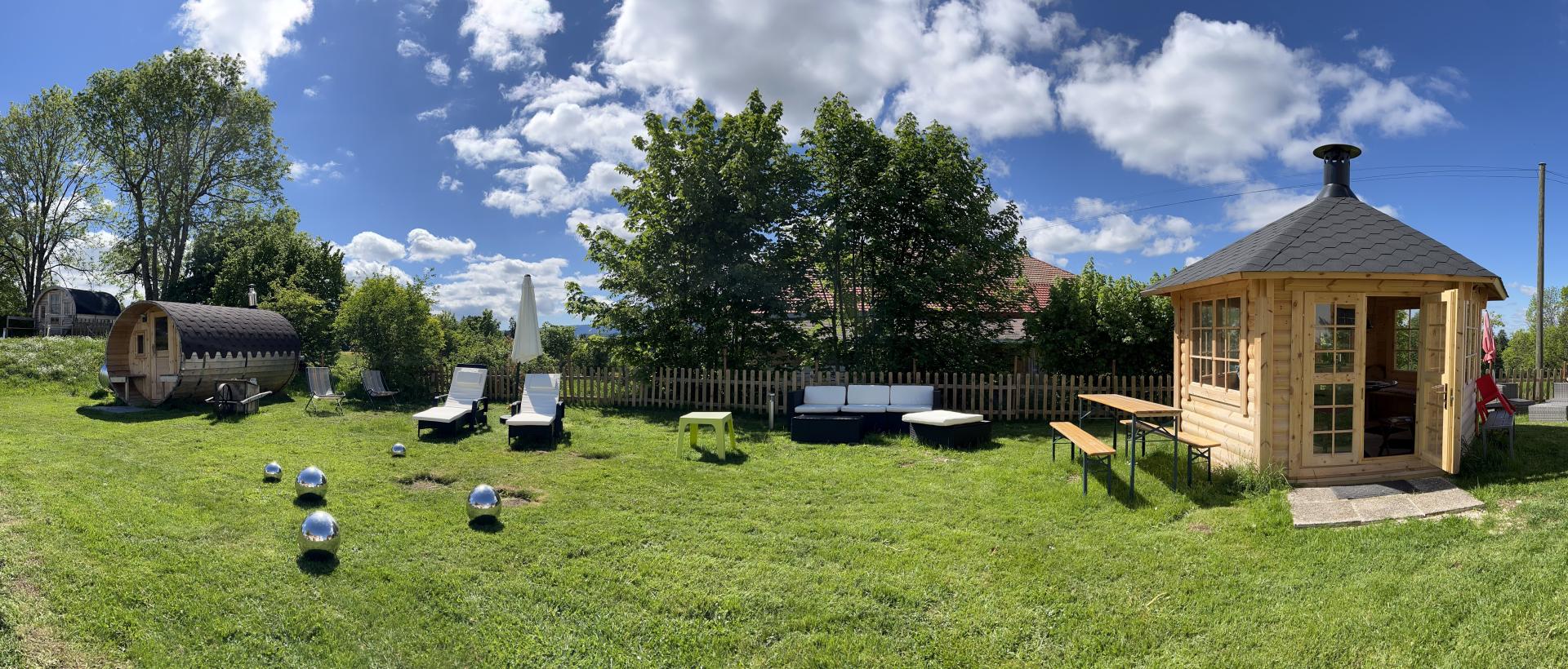jardin et cabane à barbecue hotel les cernets