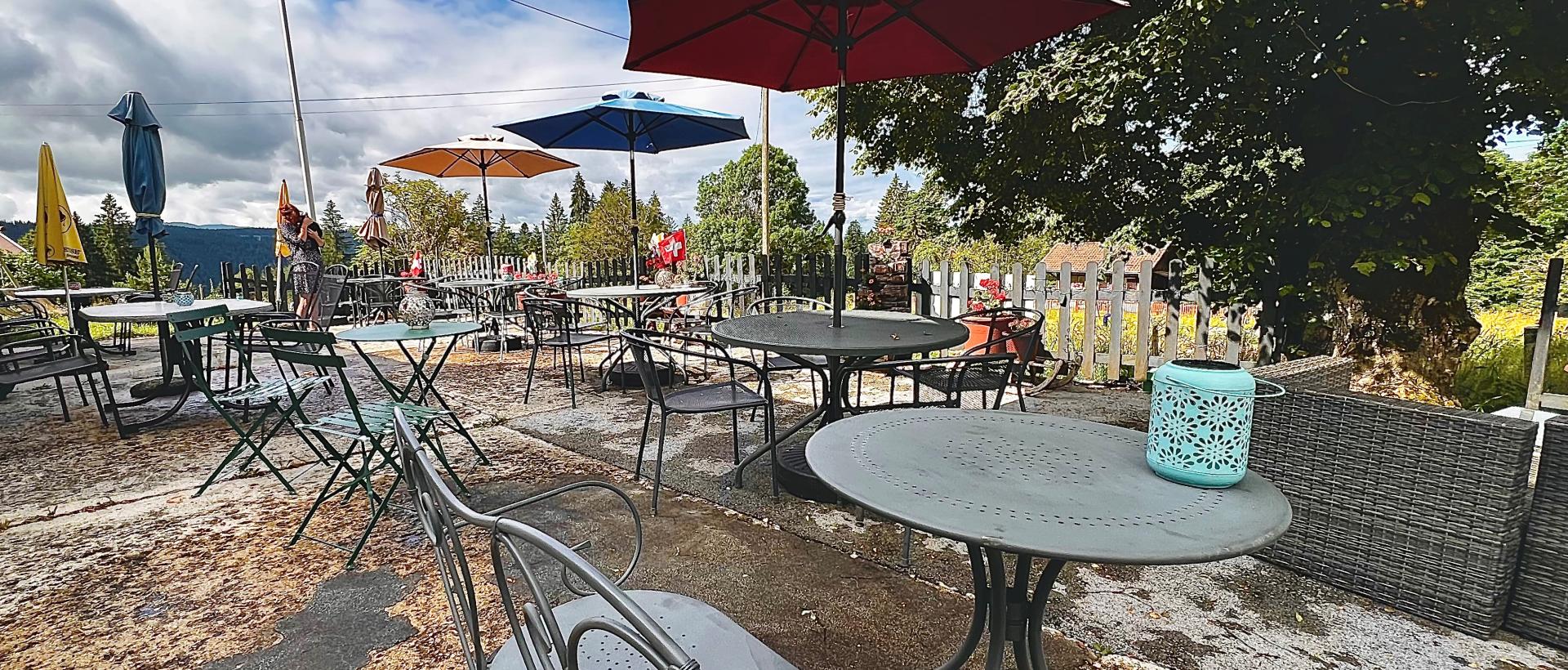 repas sur terrasse hôtel les Cernets étape gtj