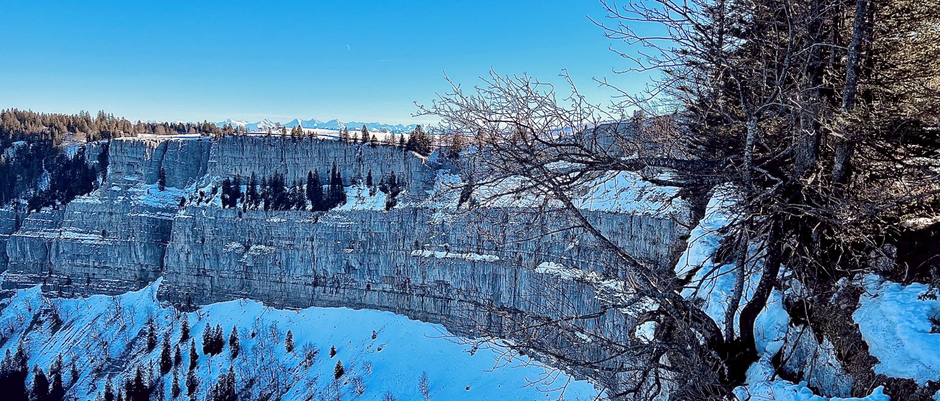 creux du van hivers cirque falaises hivers neige