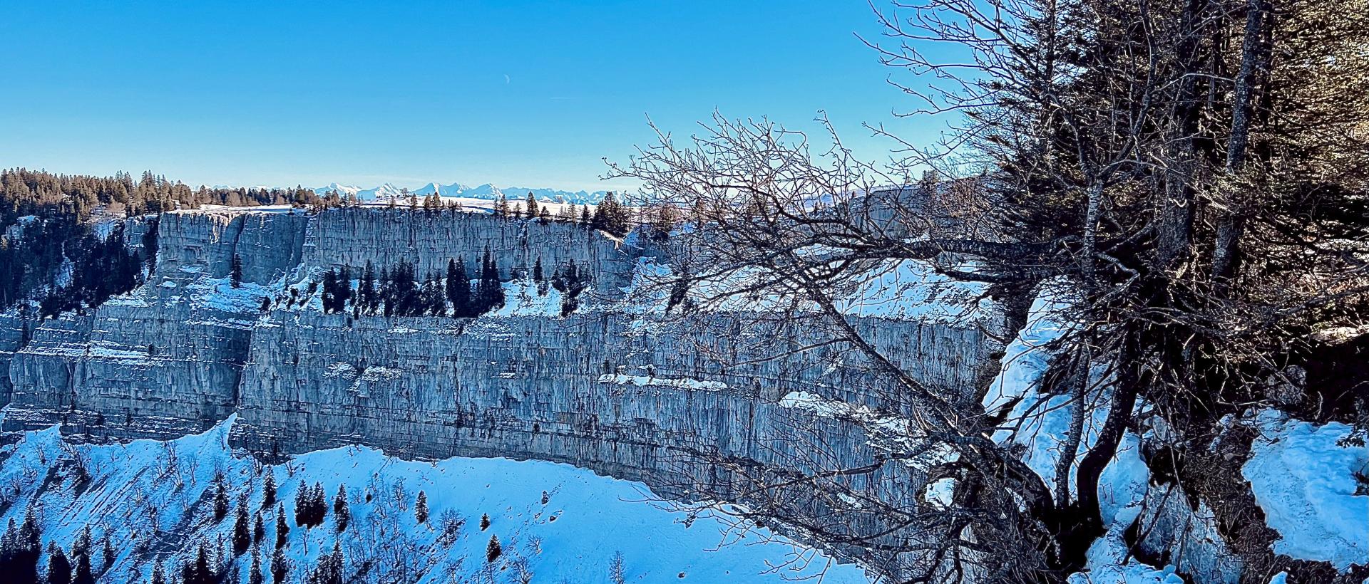 creux du van hivers cirque falaises hivers neige