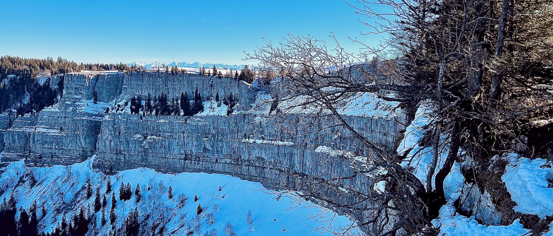 creux du van hivers cirque falaises hivers neige