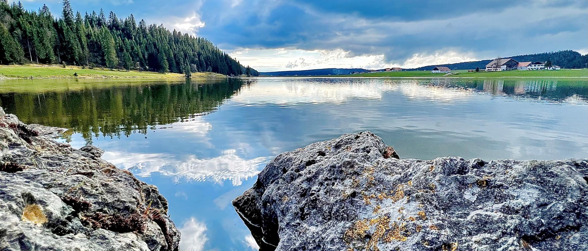 lac des tailleres reflets eau rochers nuages ete montagne brevine