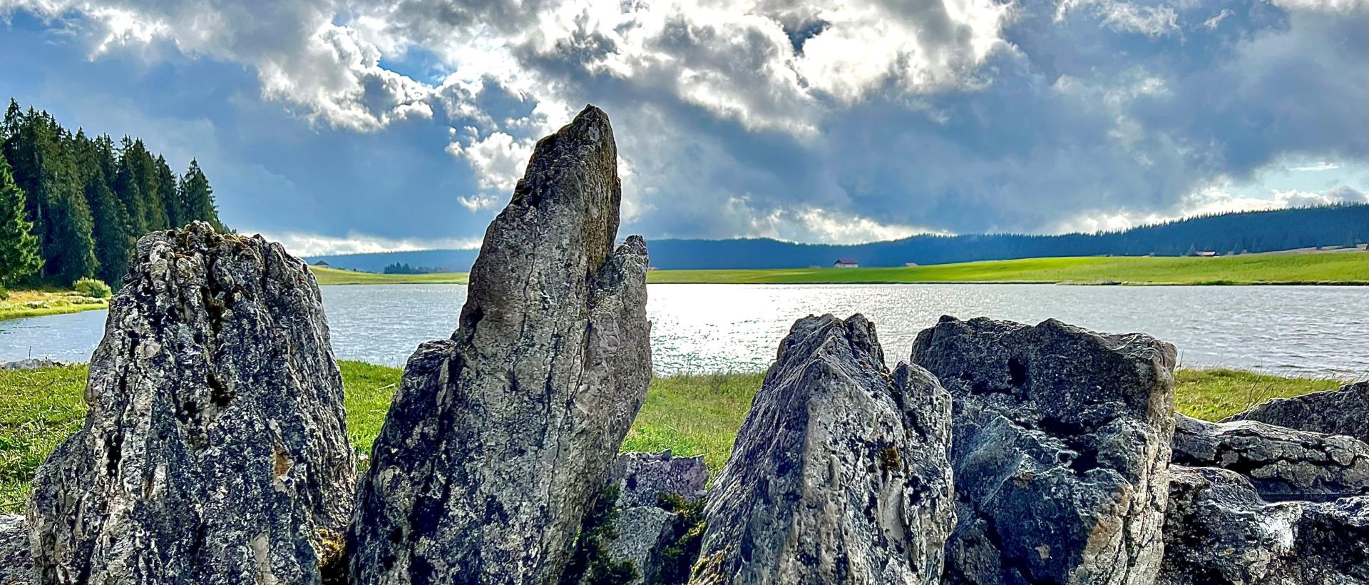 lac des tailleres rochers menhir printemps nuages brevine