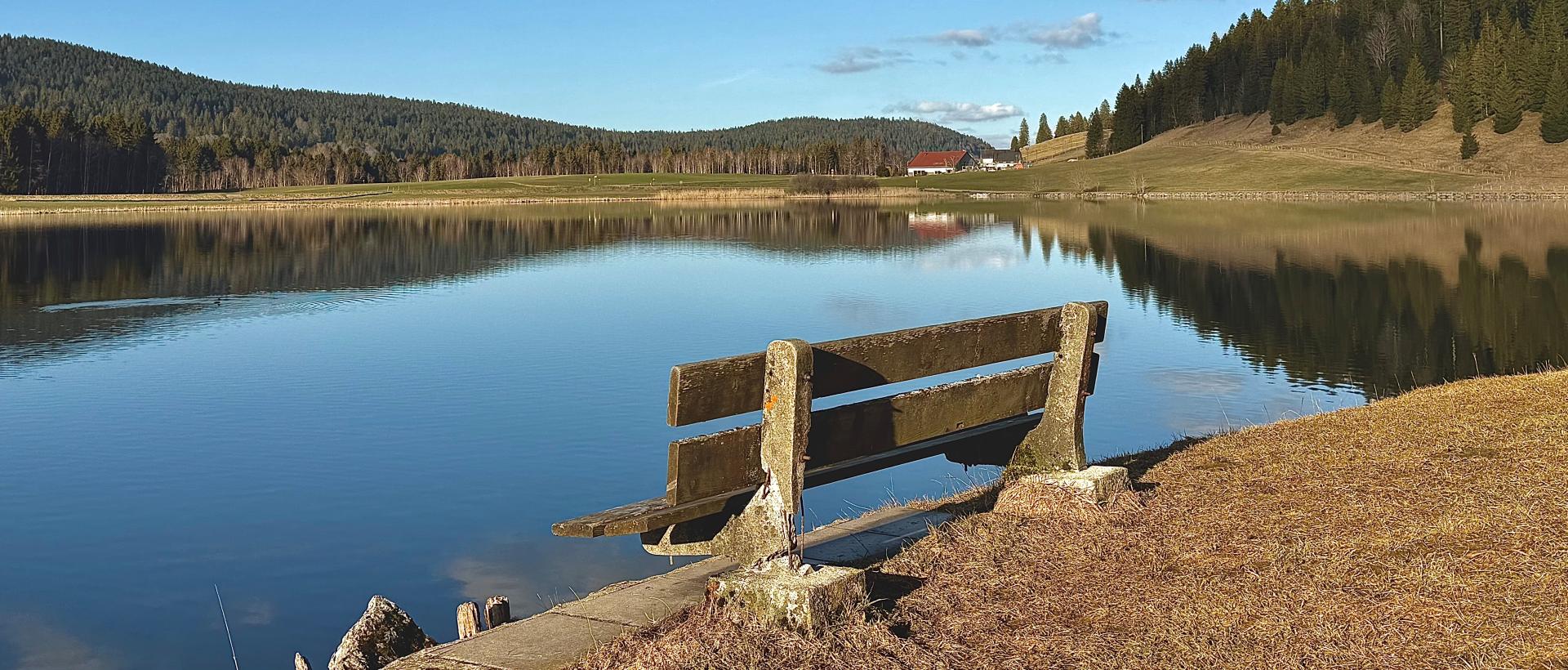 lac des tailleres banc printemps reflets nuages brevine