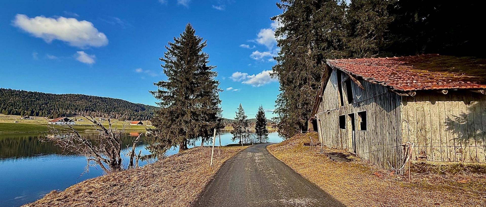 lac des tailleres chemin ferme sapins nuages printemps val de travers