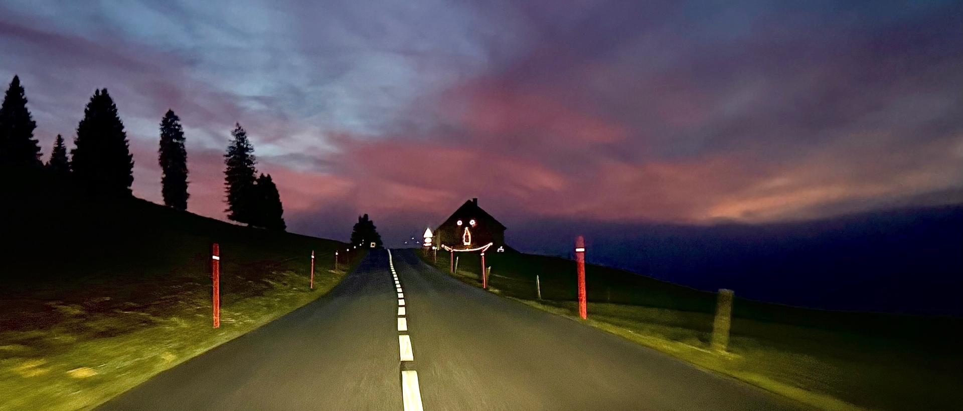 route nuit eclairage maison nuit coucher de soleil brume 