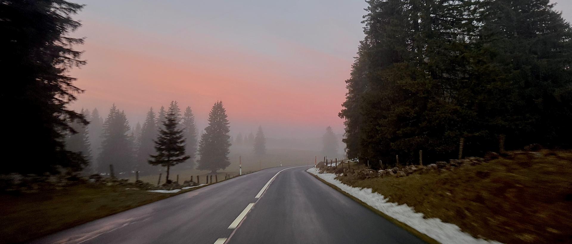route vallee brevine brume sapins coucher de soleil 