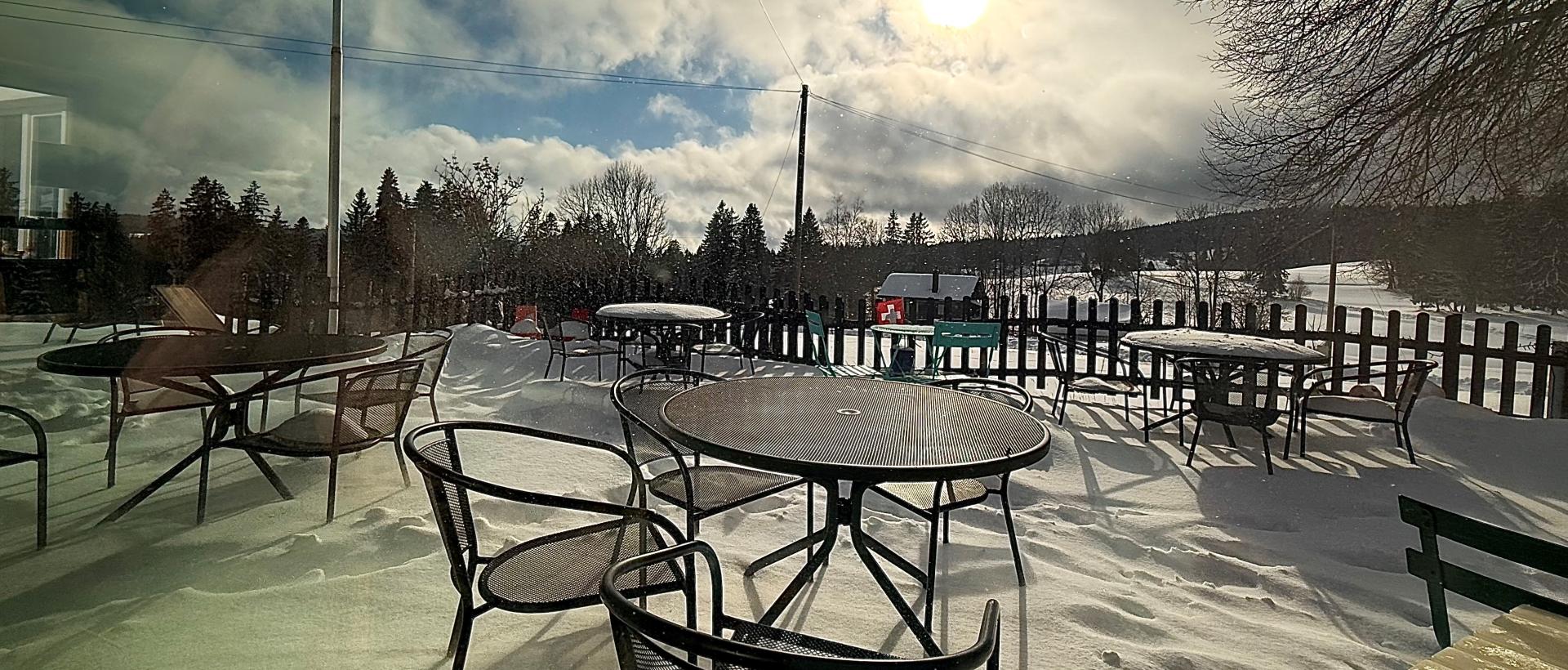 terrasse neige chaises tables soleil nature val de travers