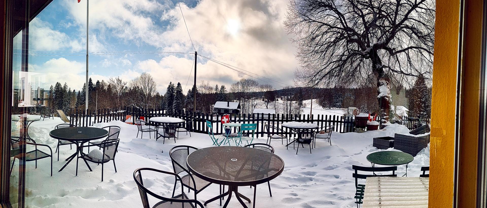 terrasse neige drapeaux suisse coucher de soleil 