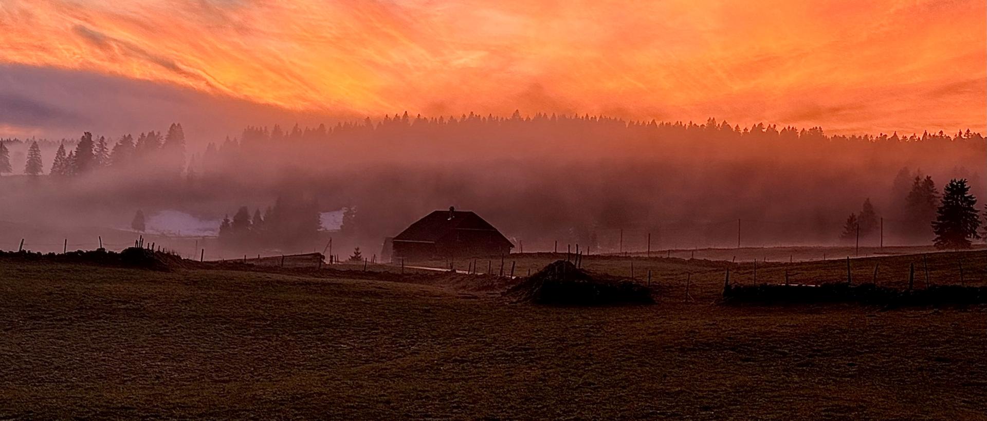 vallee brevine coucher de soleil automne ferme neuchateloise brume