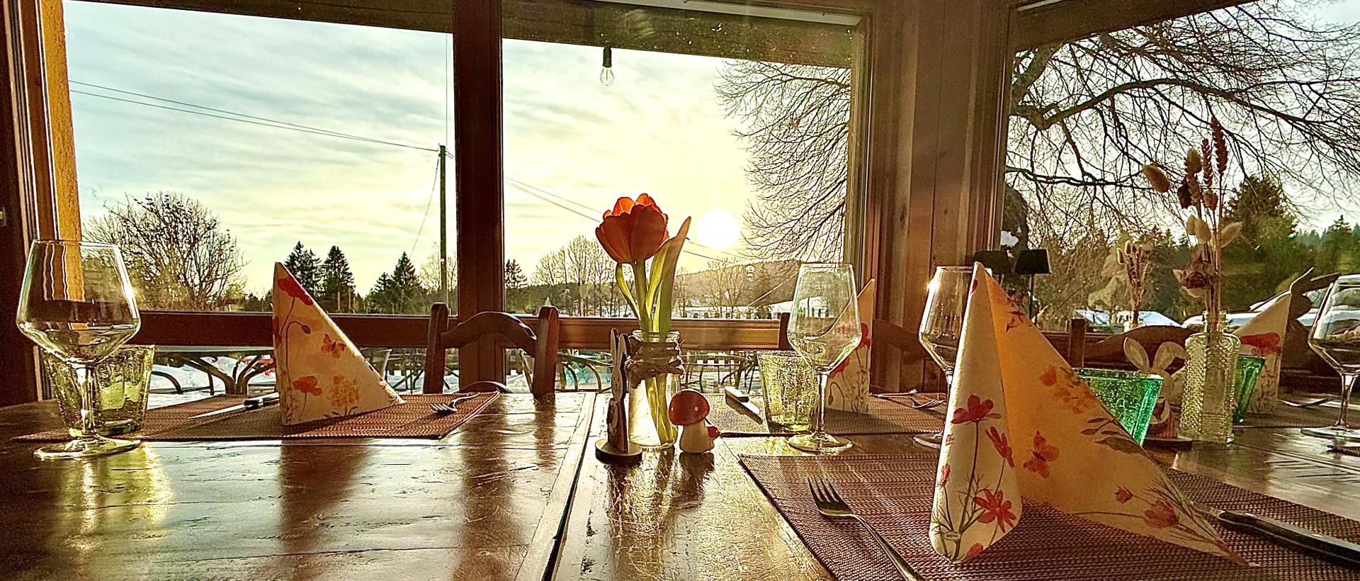 coucher de soleil table restaurant les cernets val de travers