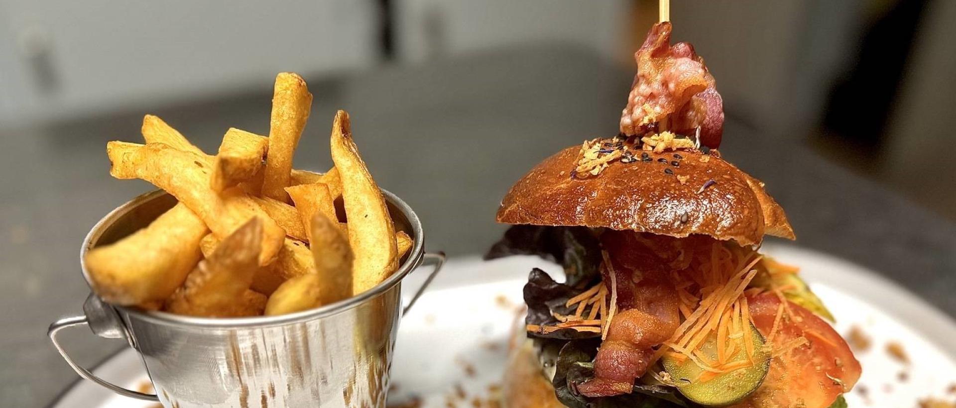 Burger maison au restaurant dans le Val-de-Travers Jura suisse avec frites