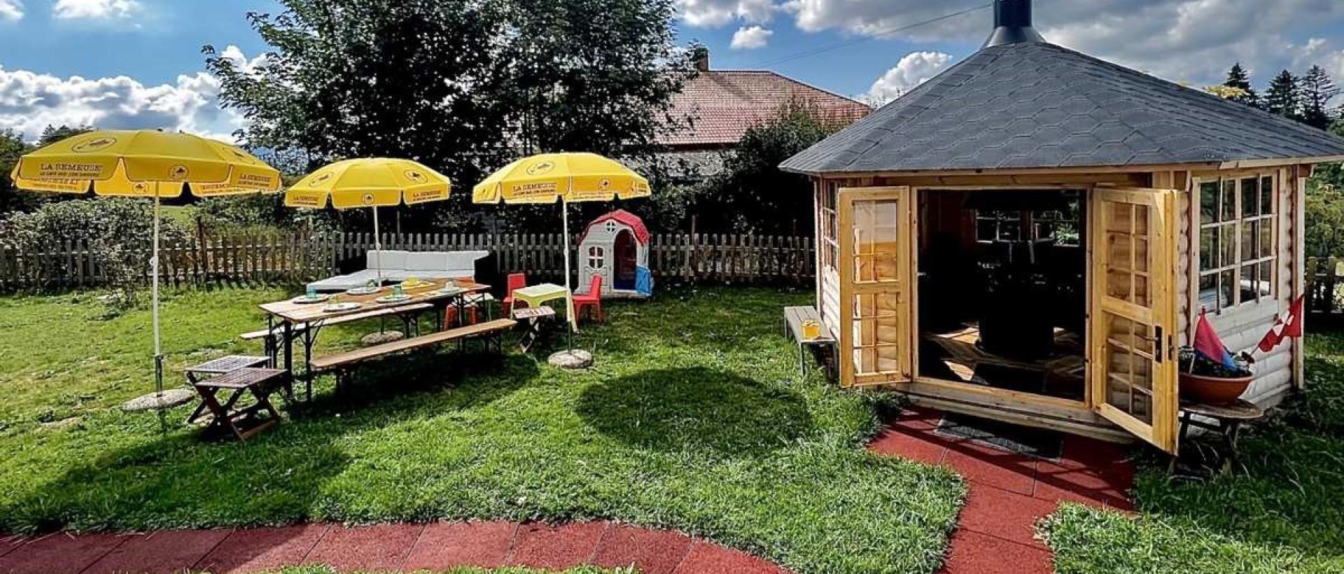 Cabane barbecue extérieure pour un repas en famille dans le Val-de-Travers Jura suisse