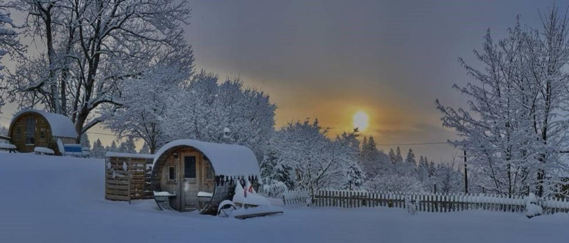 Cabane en hiver enneigée à l'Hôtel Les Cernets au Val-de-Travers Jura suisse