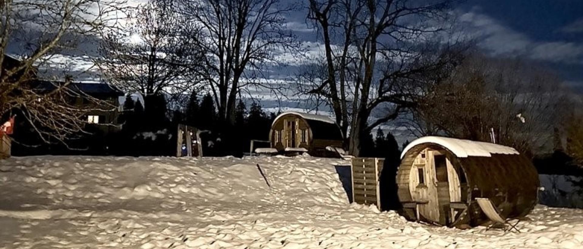 cabane en bois sous la neige de nuit dans le Jura suisse au Val de Travers à Hôtel Les Cernets