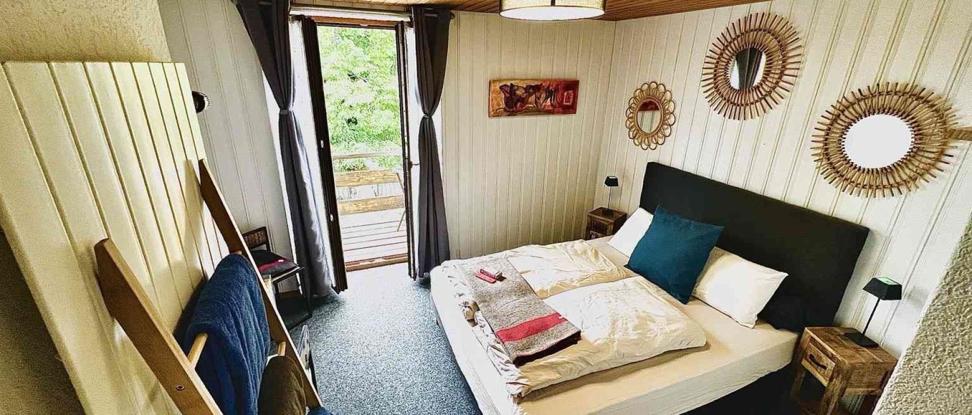 Chambre double avec balcon dans le Jura suisse nature Hôtel Les Cernets