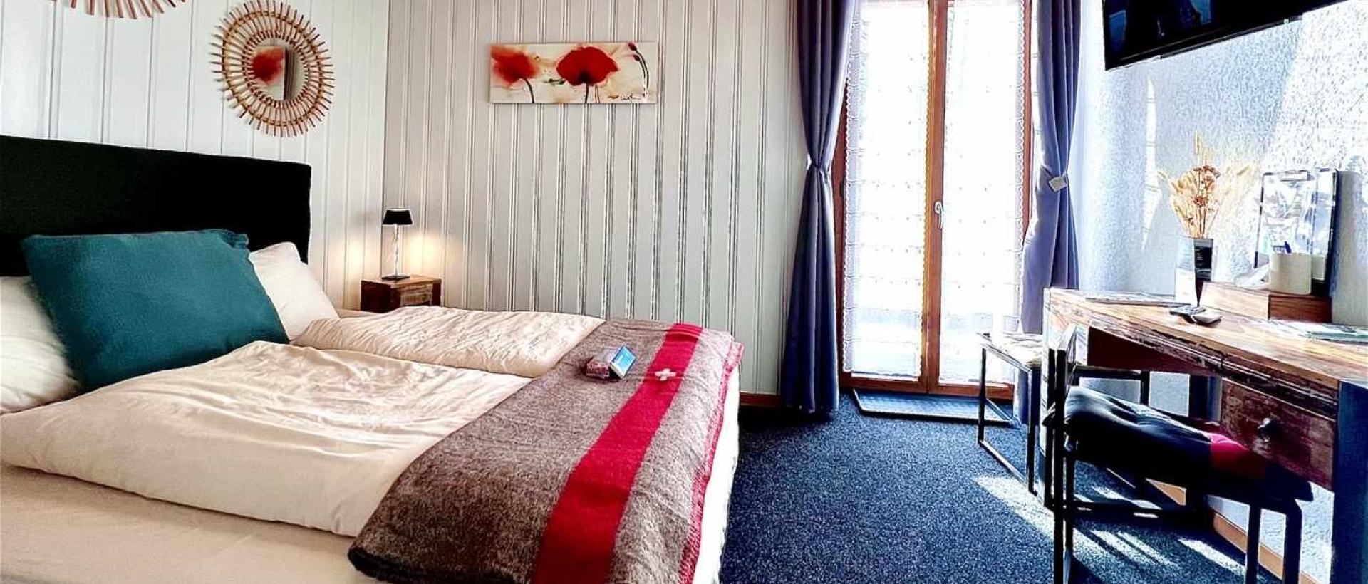 Chambre double balcon vue sur la nature situé au Val de Travers Les Cernets