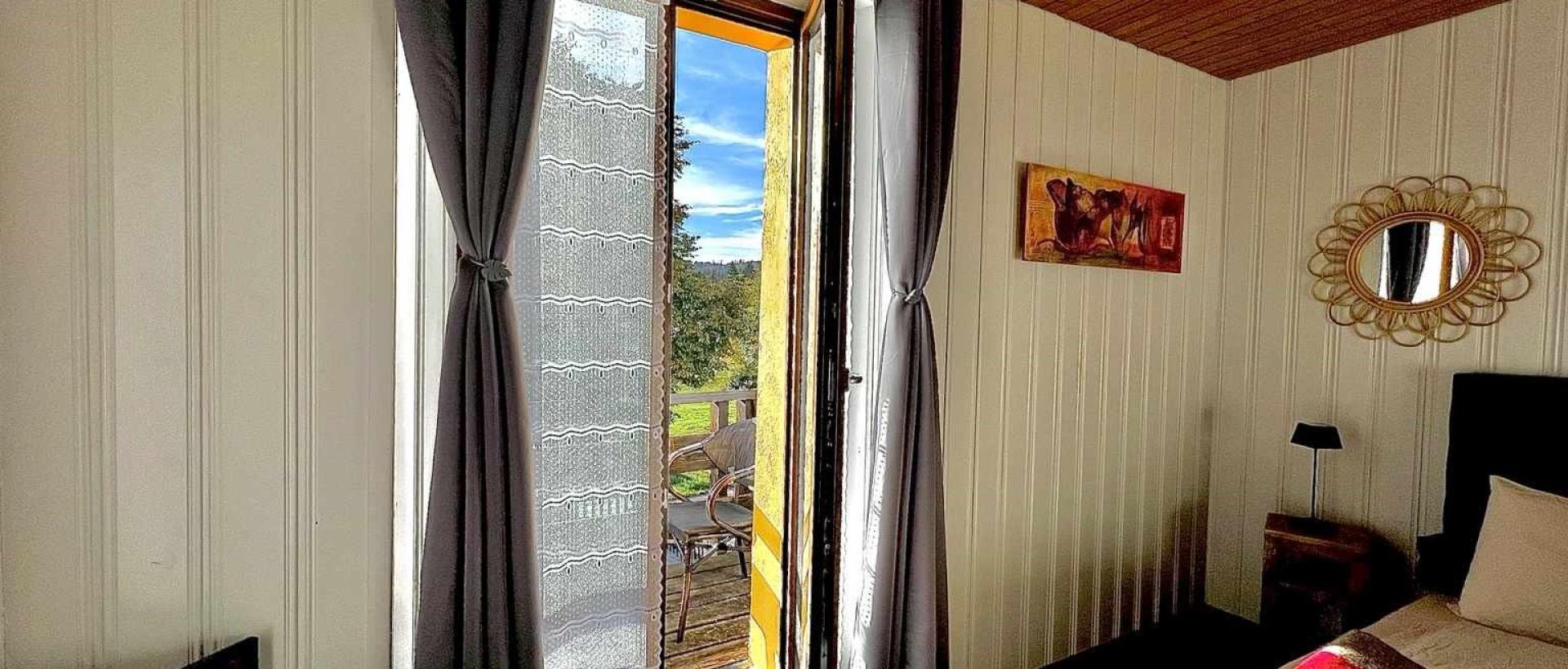 Chambre double vue lumineuse sur la nature calme du Val de Travers