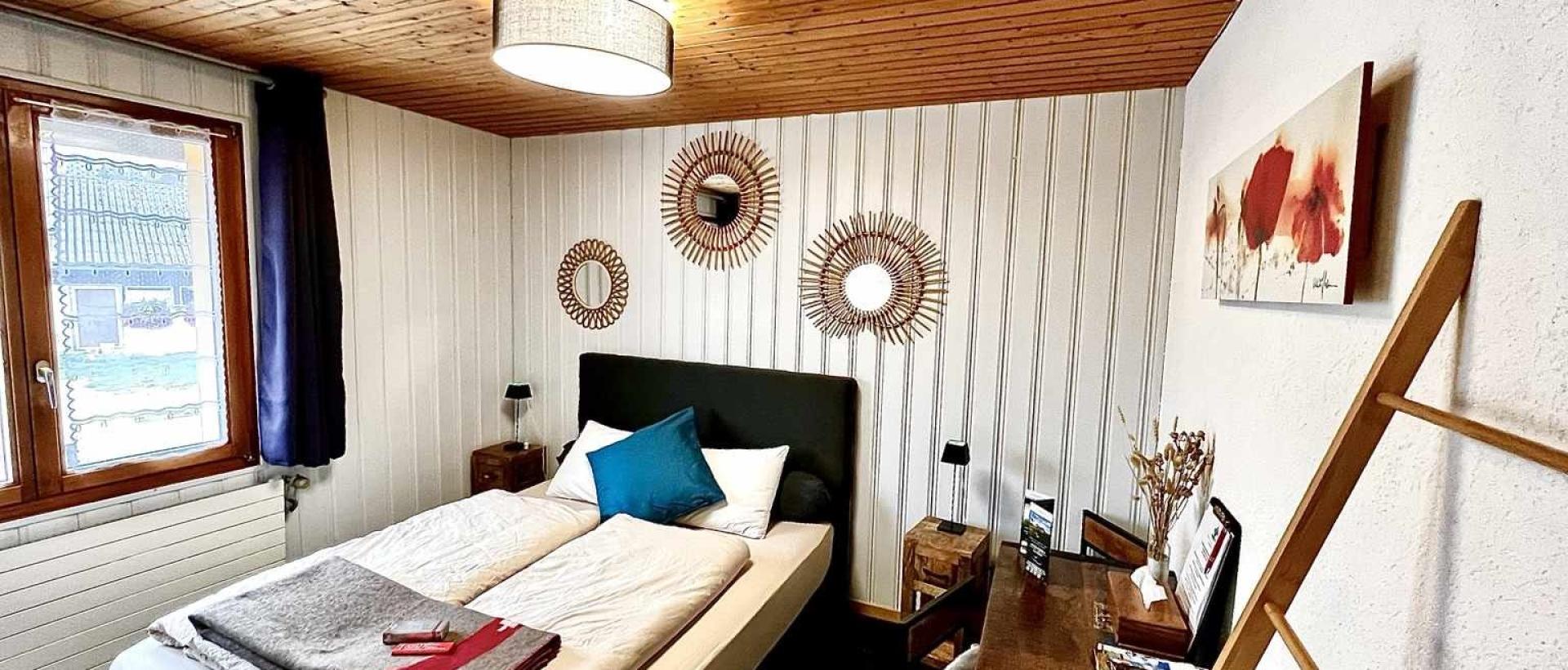 Chambre double calme et authentique au Val de Travers