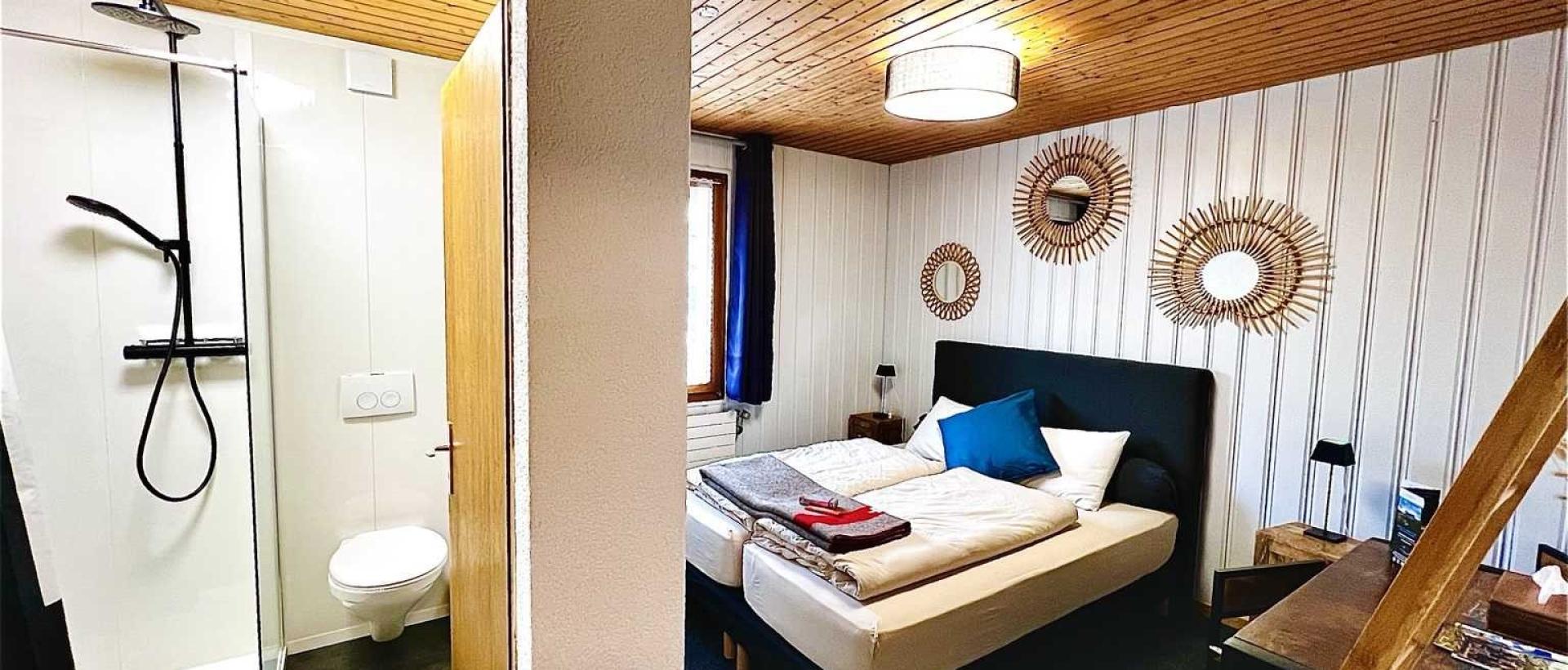 Chambre confortable salle de bain moderne au Val de Travers Jura suisse