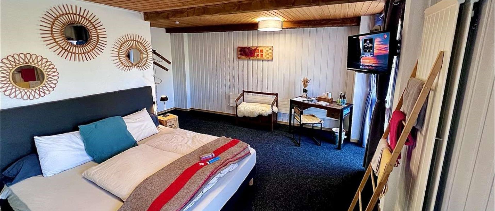 Chambre familiale spacieuse Hôtel Les Cernets Val de Travers Jura suisse