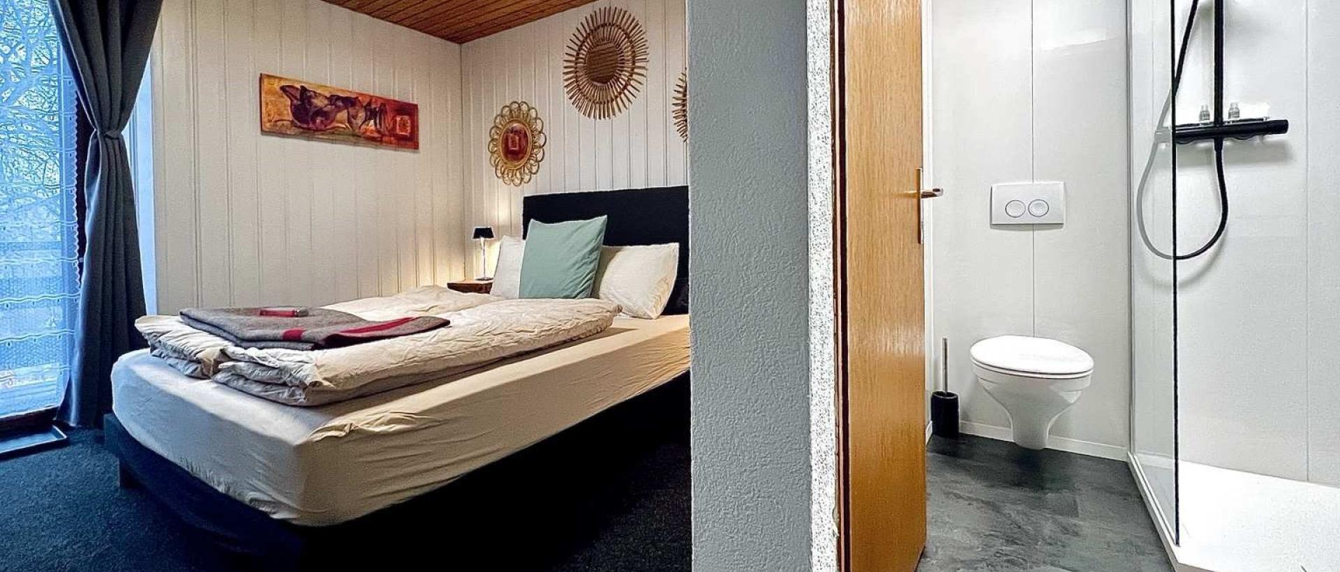 Chambre authentique au Val de Travers salle de bain moderne 