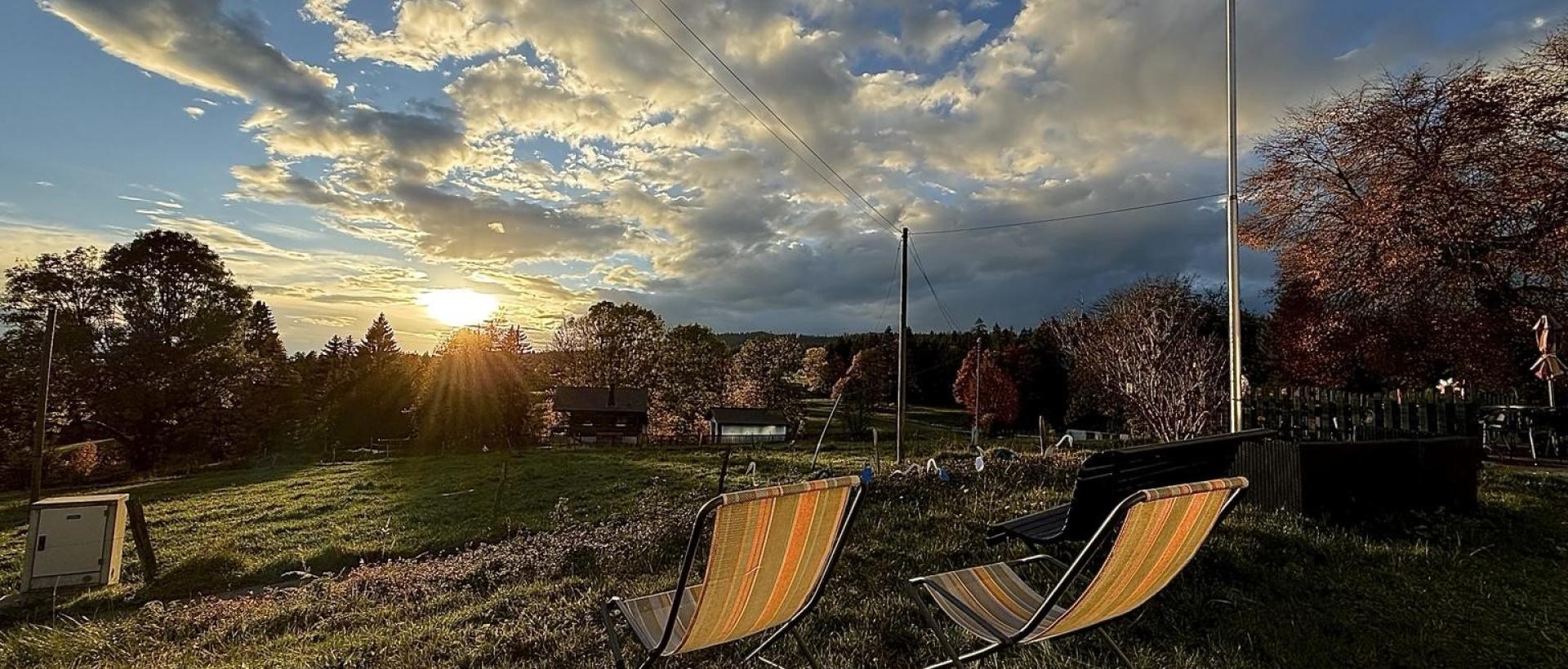 Coucher de soleil sur terrasse Hôtel Les Cernets Val de Travers