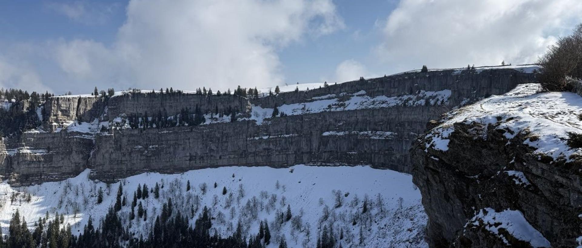 Cirque naturel du Creux du Van enneigé vu depuis le bord des falaises Jura suisse Val de Travers