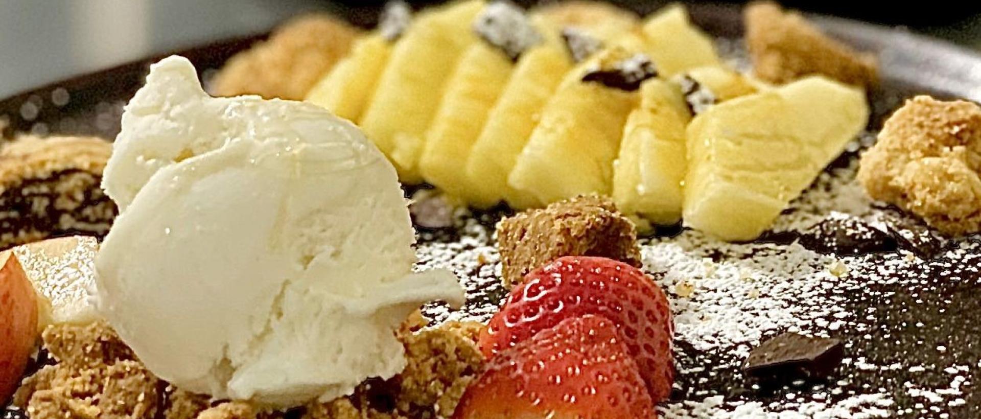 Dessert maison du restaurant dans le Val-de-Travers avec fruits et glace artisanale