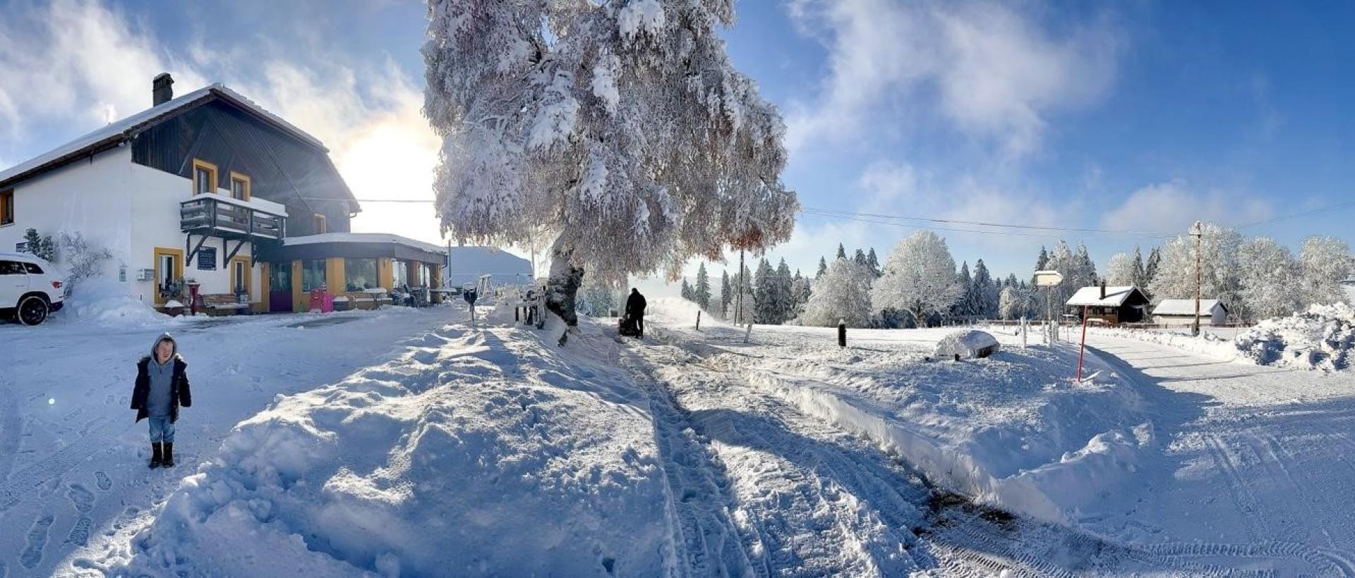 Hôtel Restaurant Les Cernets Val de Travers hiver Jura suisse