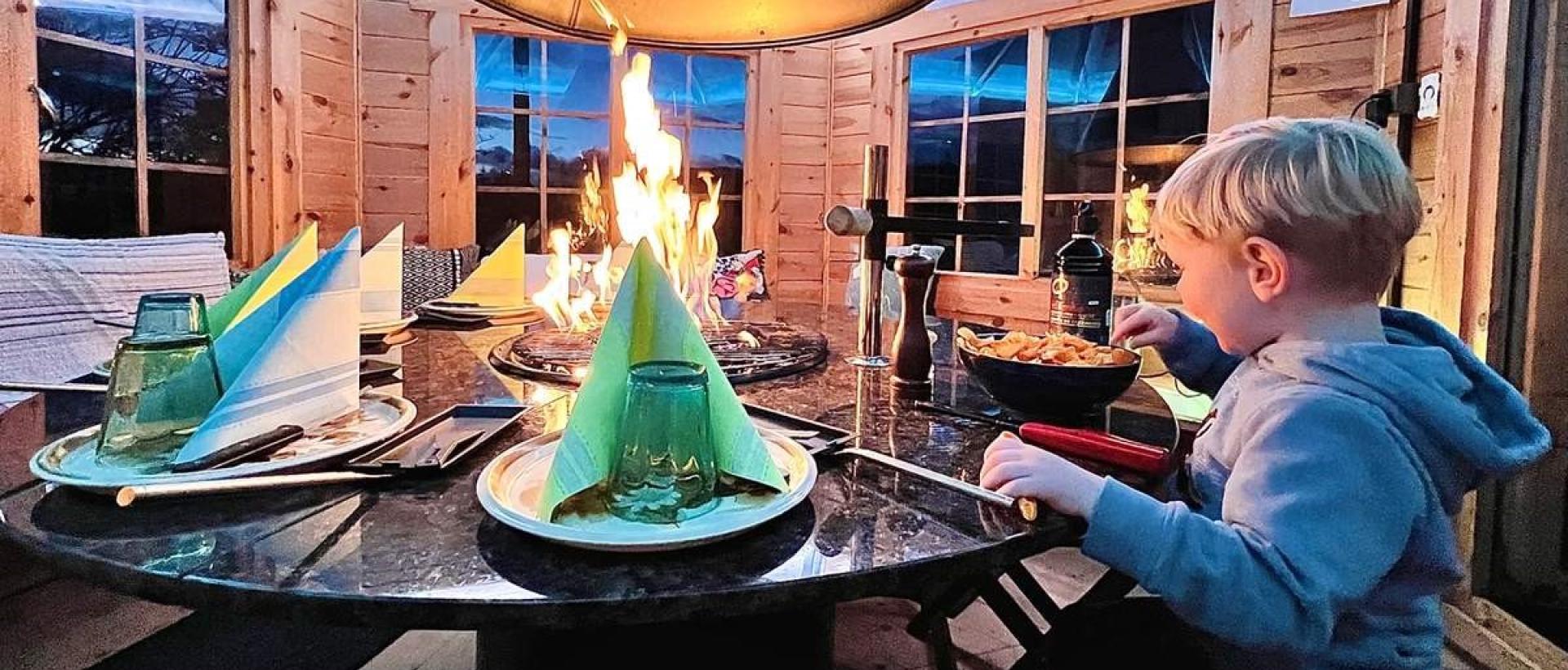 Ambiance barbecue convivial dans la cabane au restaurant du Val de Travers Jura suisse