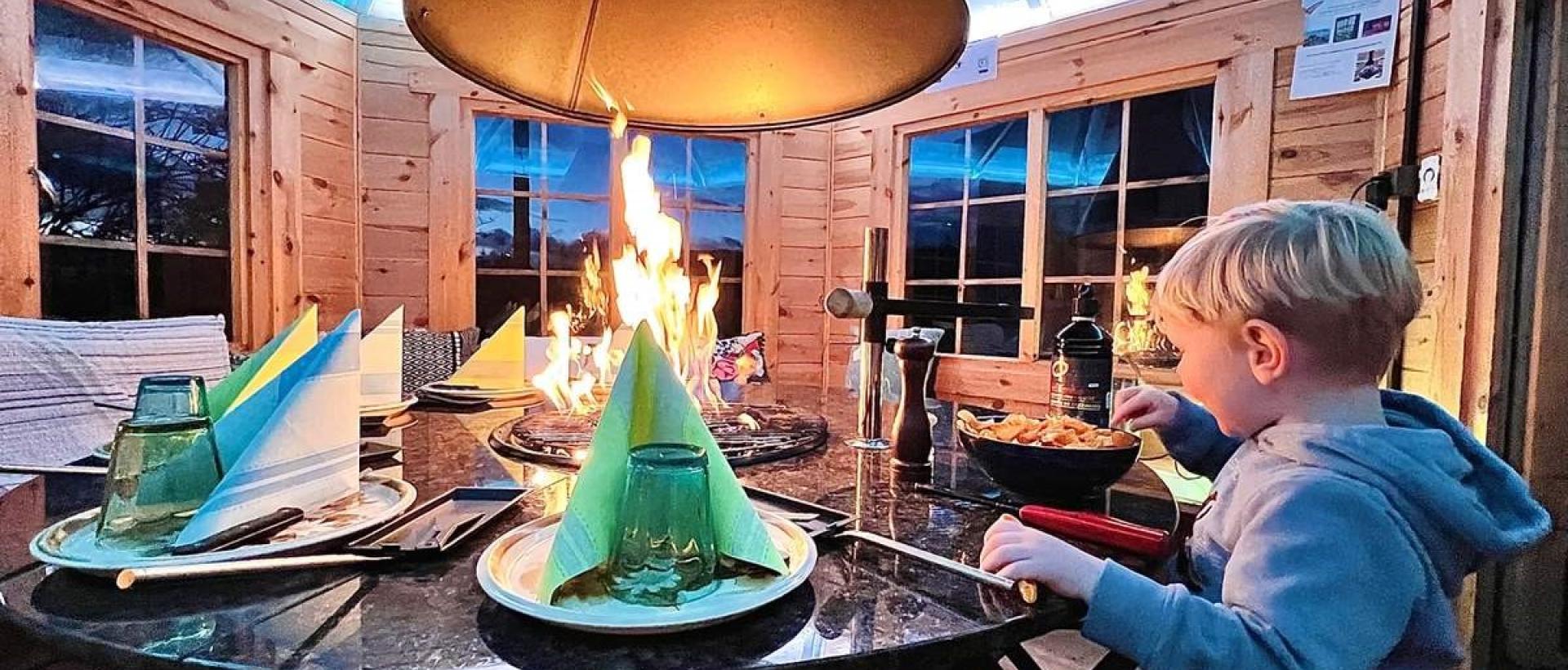 Cabane barbecue conviviale en famille ou groupe restaurant Les Cernets Val de Travers