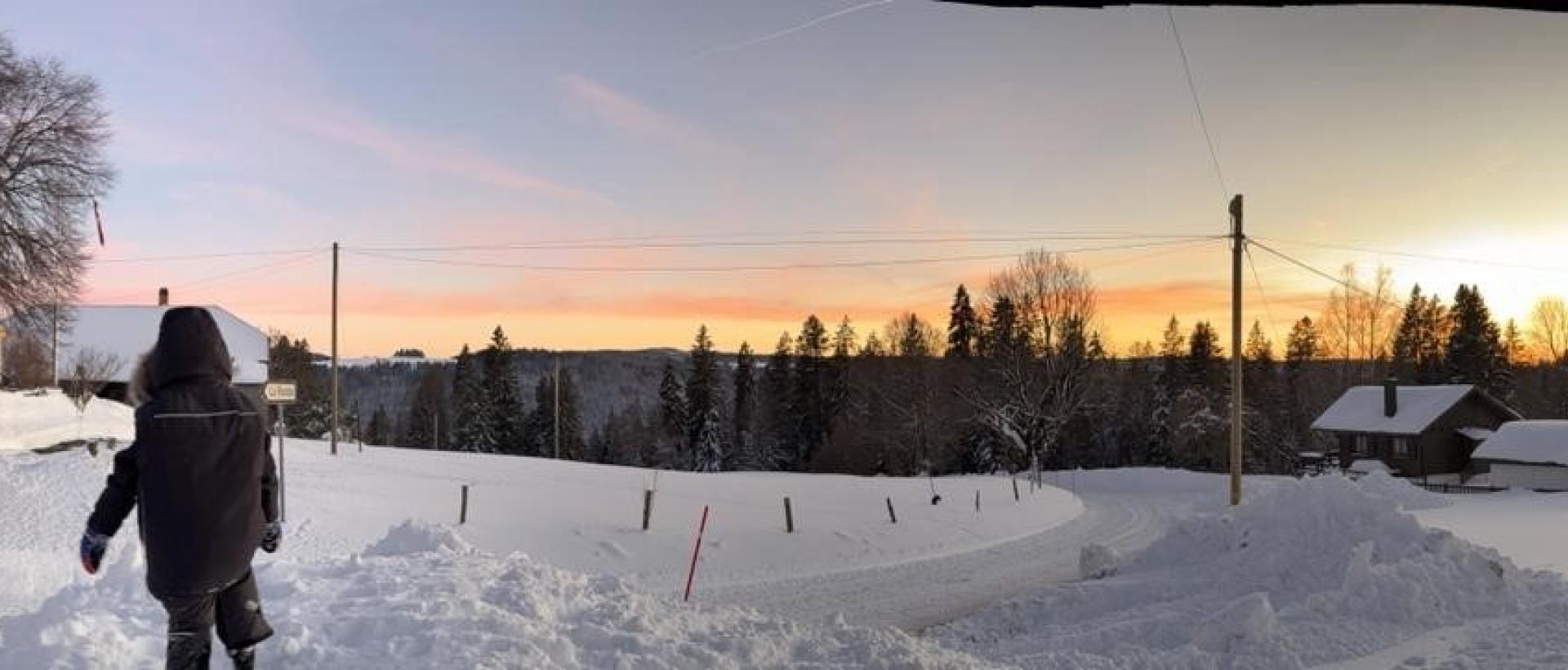 Coucher de soleil d'hiver au Val-de-Travers devant l'Hôtel Les Cernets Jura suisse