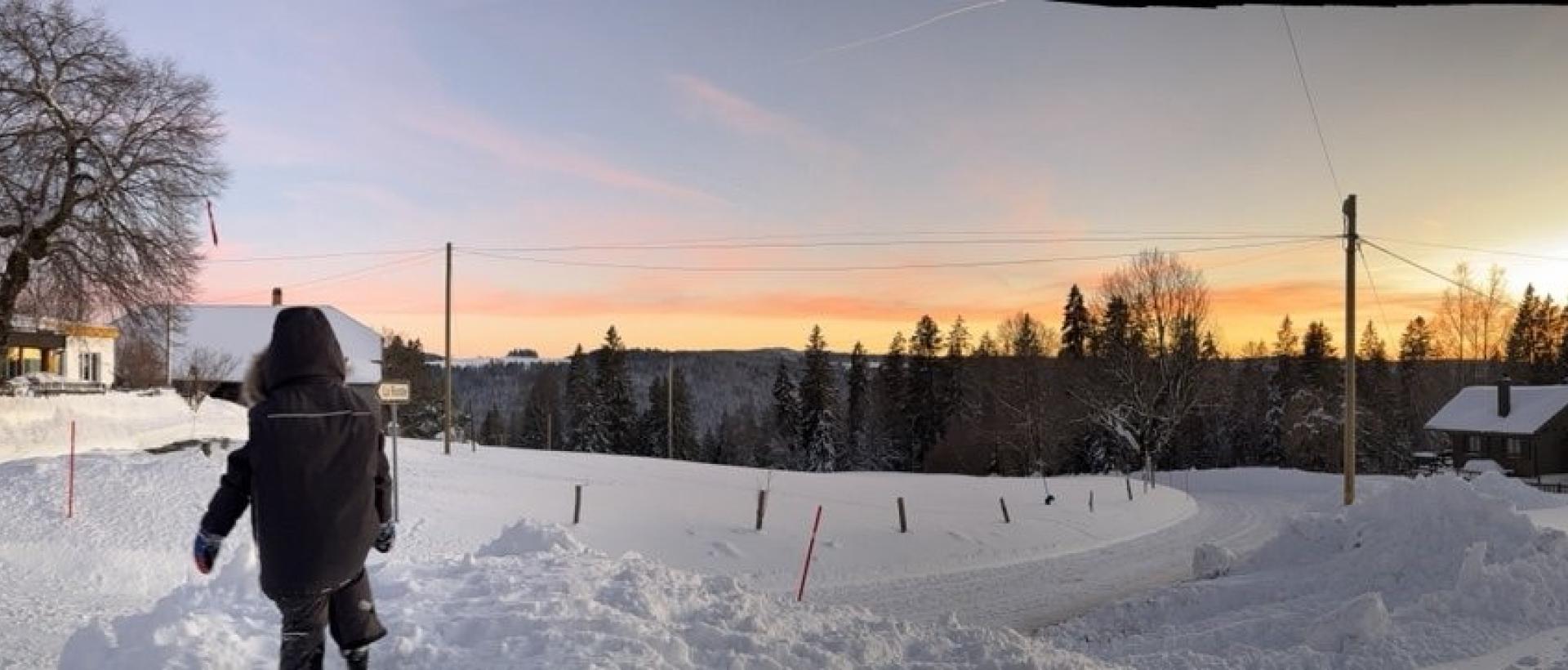 Hôtel Les Cernets Jura suisse panorama en hiver au coucher de soleil Val de Travers