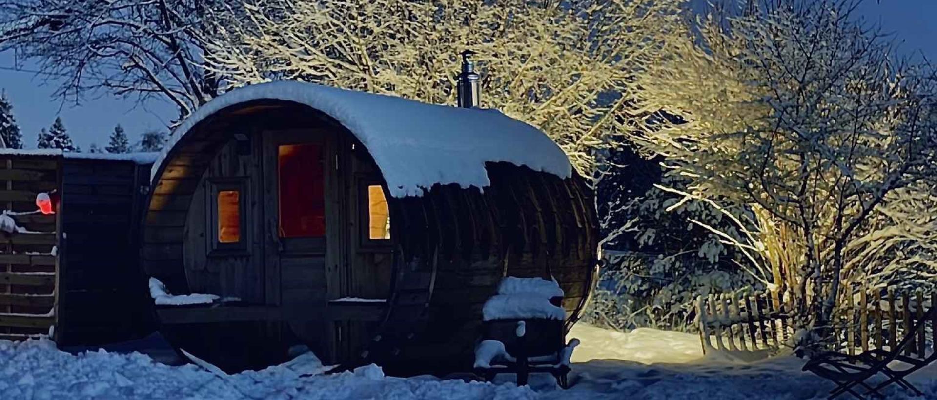 Sauna Panoramique et jardin à l'Hôtel Les Cernets dans le Jura suisse