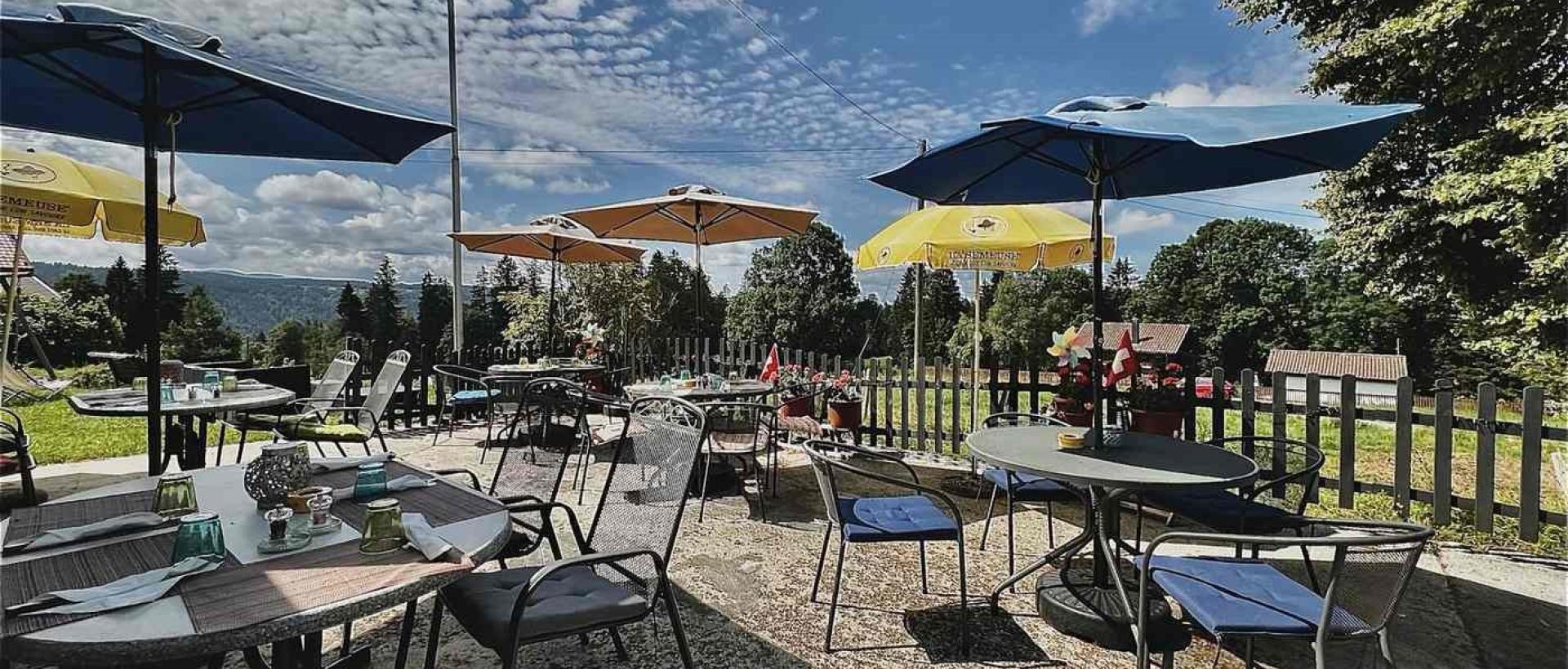 Terrasse avec vue sur la nature du Jura suisse à l'Hôtel Les Cernets au Val de Travers