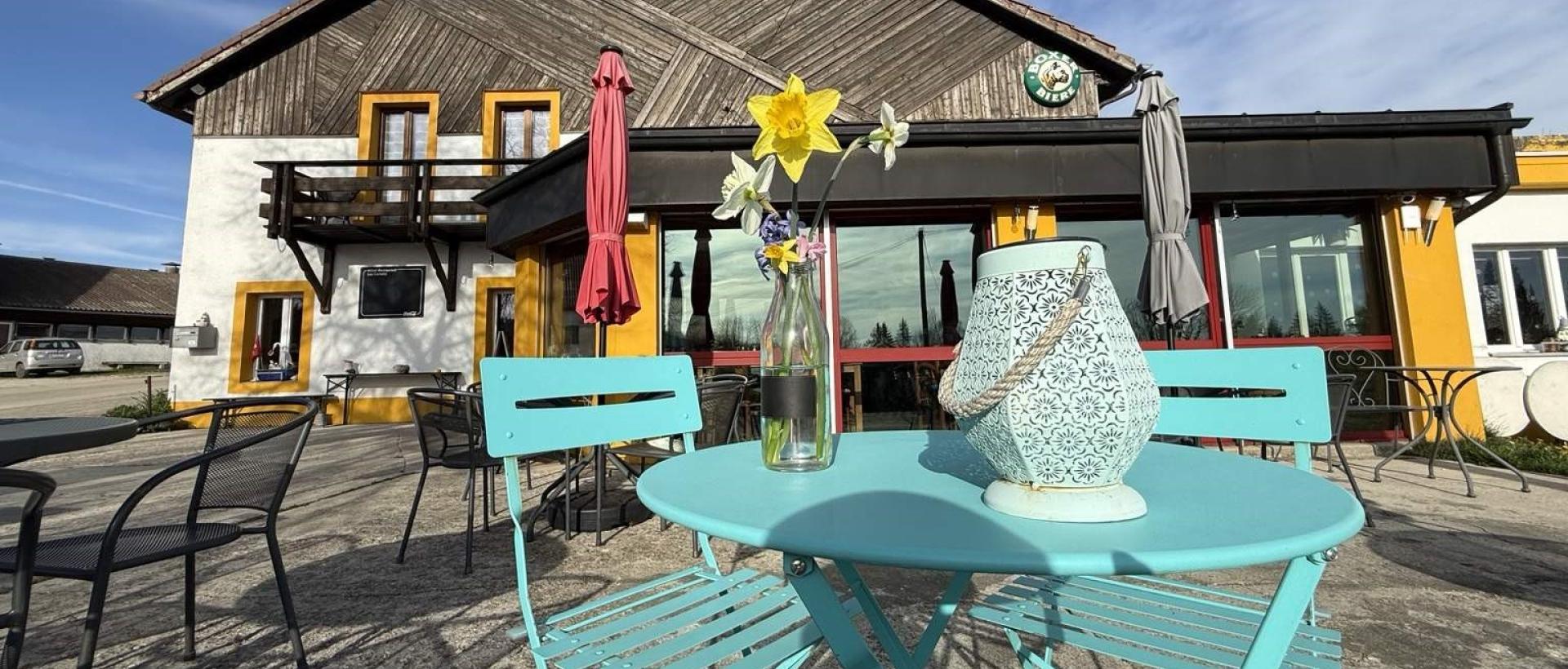 Terrasse de l'Hôtel Restaurant Les Cernets au Val de Travers avec vue ouverte Jura suisse