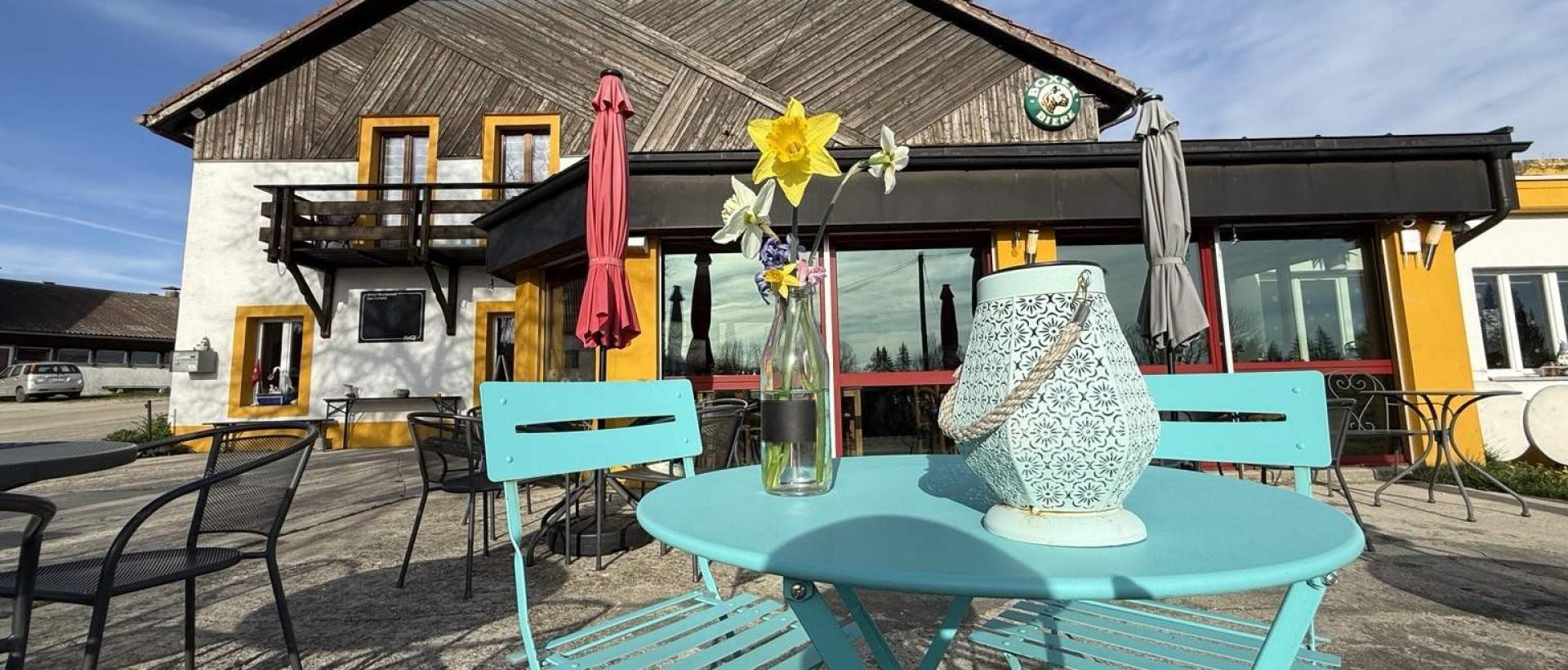 Terrasse de l'Hôtel Restaurant Les Cernets au Val de Travers avec vue ouverte Jura suisse