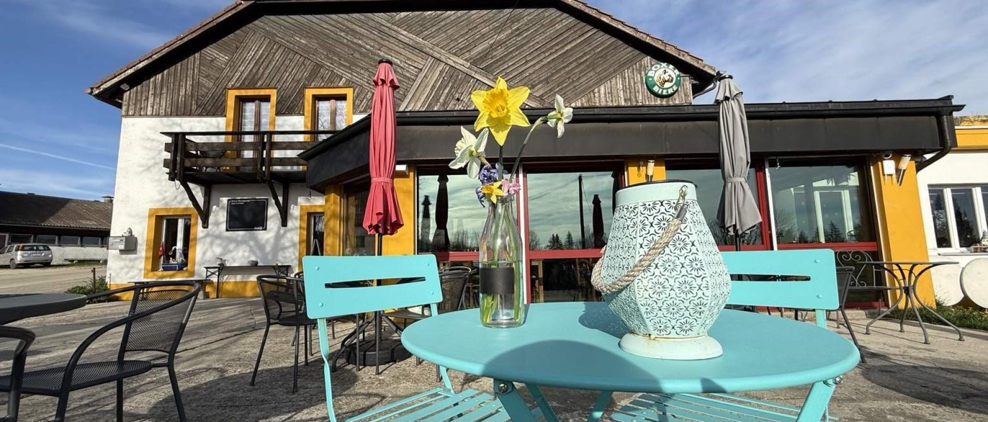 Table de terrasse de l'Hôtel Restaurant Les Cernets dans le Jura suisse