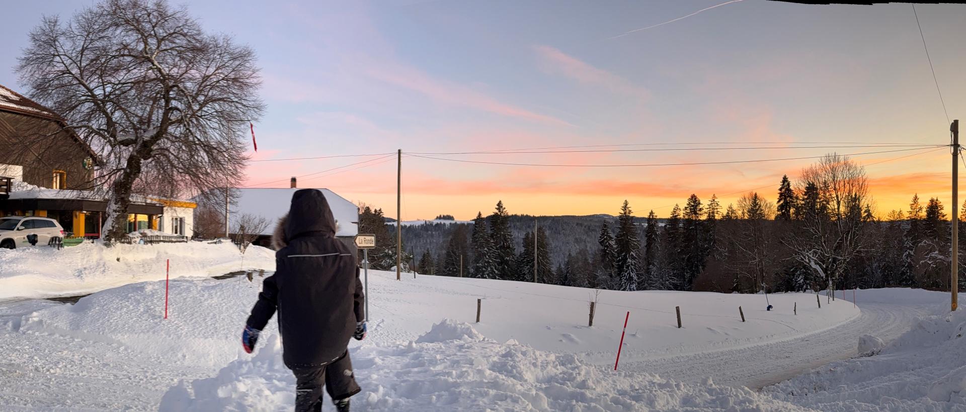 Hôtel Les Cernets au Val-de-Travers en hiver au coucher du soleil dans le Jura suisse