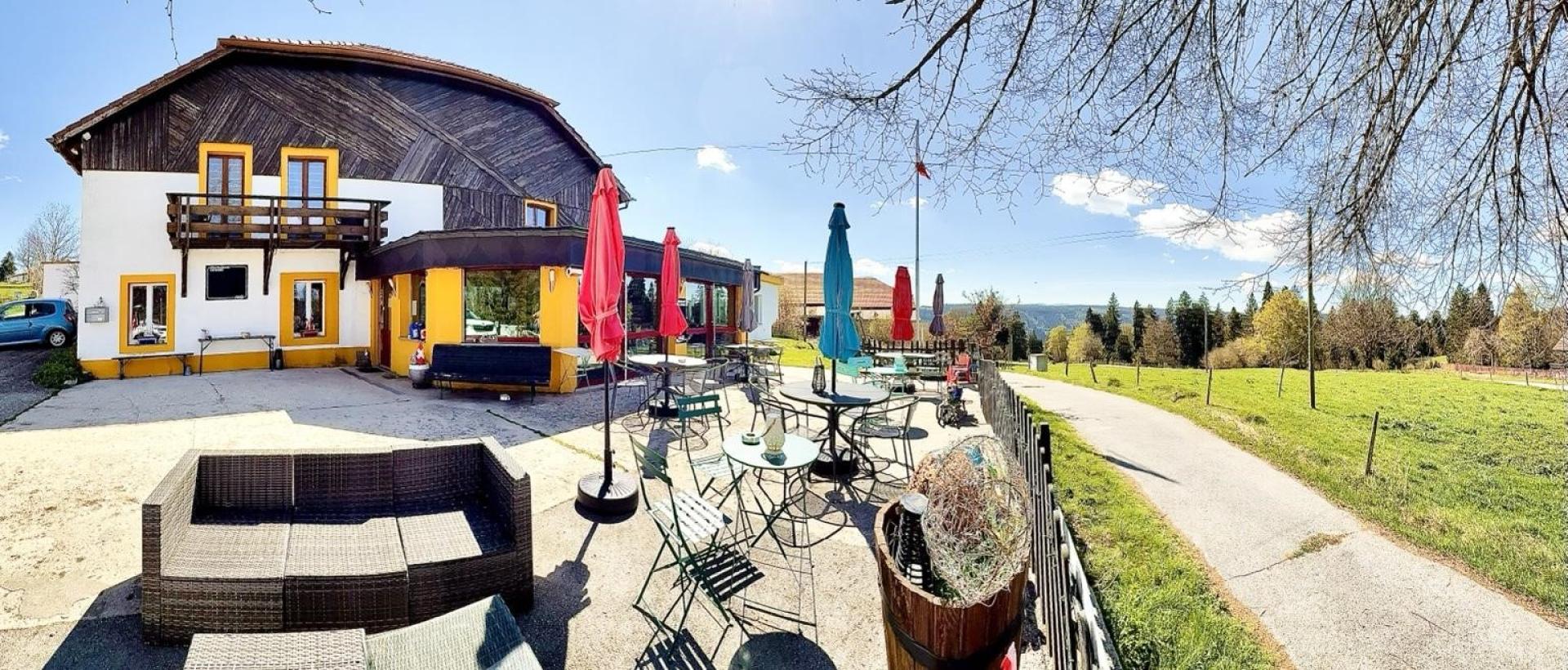Terrasse de l'Hôtel Restaurant Les Cernets au Val de Travers dans le Jura suisse