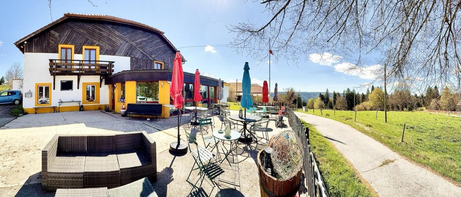 Terrasse de l'Hôtel Restaurant Les Cernets au Val de Travers dans le Jura suisse