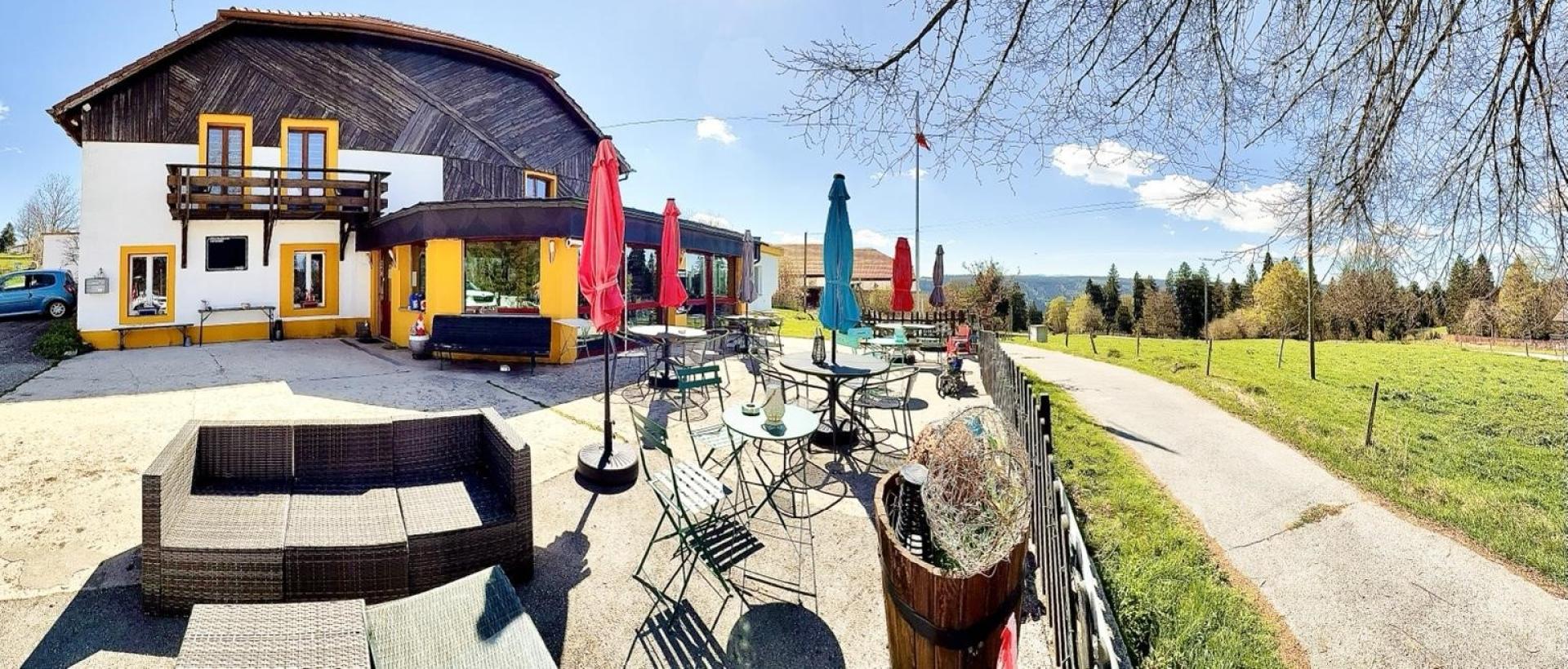 Terrasse de l'Hôtel Restaurant Les Cernets au Val de Travers dans le Jura suisse