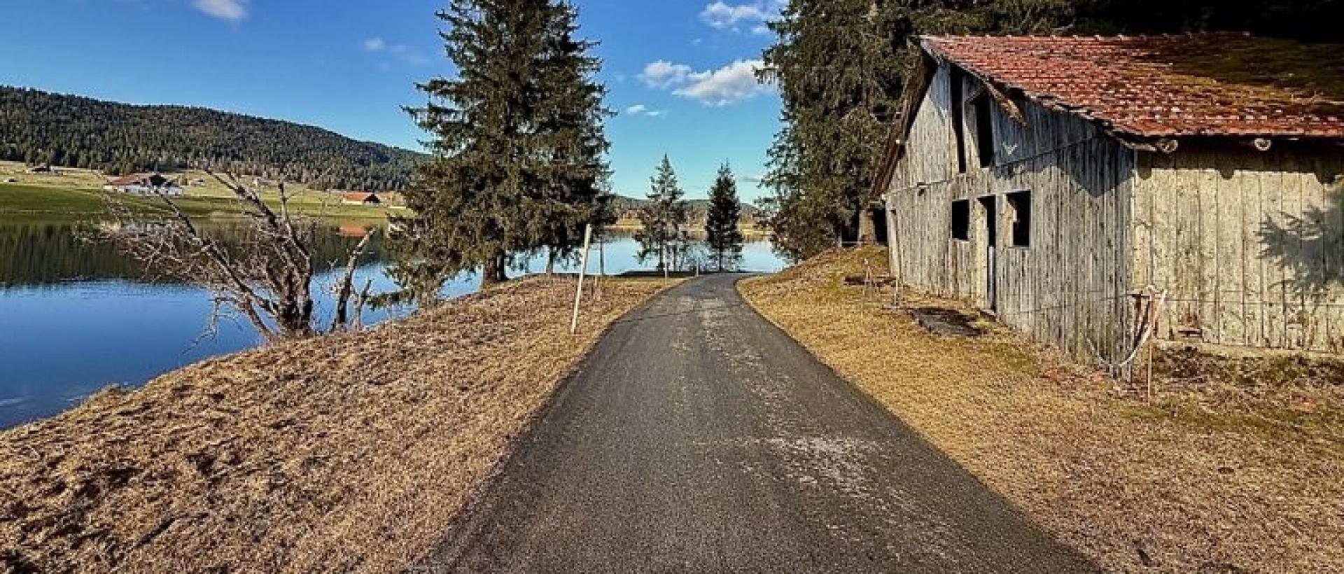 Lac des Taillères paysage du Jura suisse au Val-de-Travers avec forêt et montagne