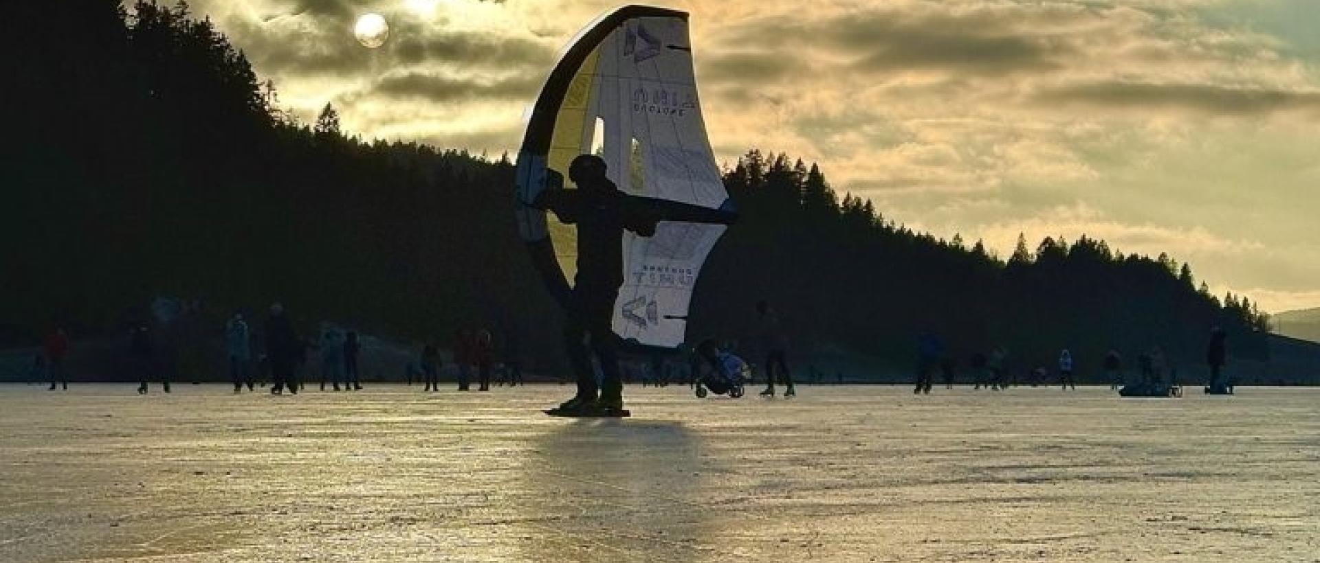 Voile sur glace au lac des Taillères gelé dans le Jura suisse activité hivernale