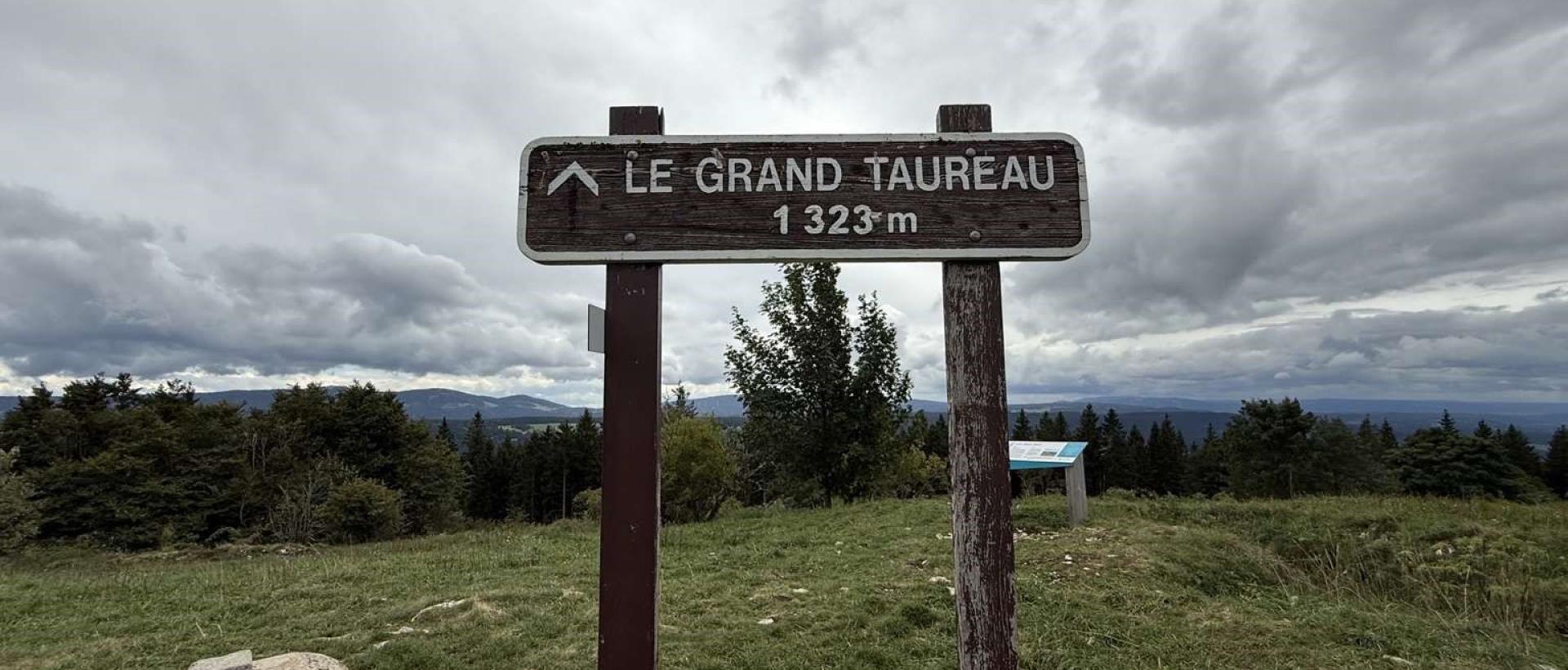 Panneau du lieu-dit Le Grand-Taureau dans le Jura Français