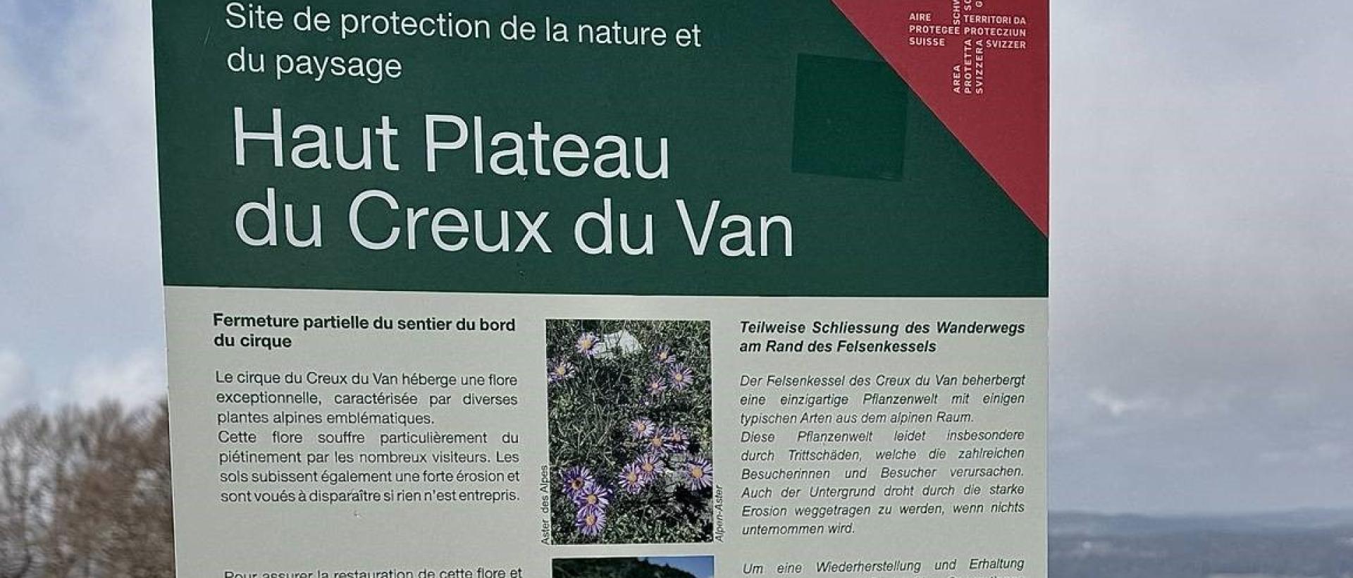 Panneau du site naturel protégé du Creux du Van sur les hauts plateaux du Jura suisse